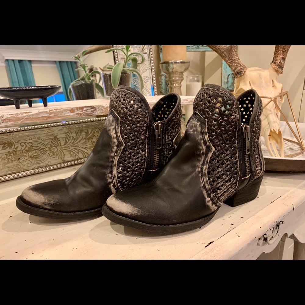 Circle G ankle boots